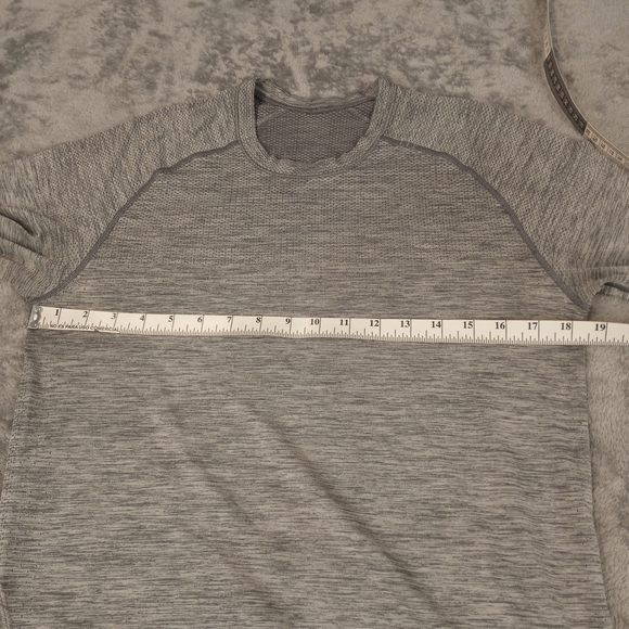 Lululemon Men's Pullover Gray Short Sleeve Shirt Size Small - Picture 8 of 16